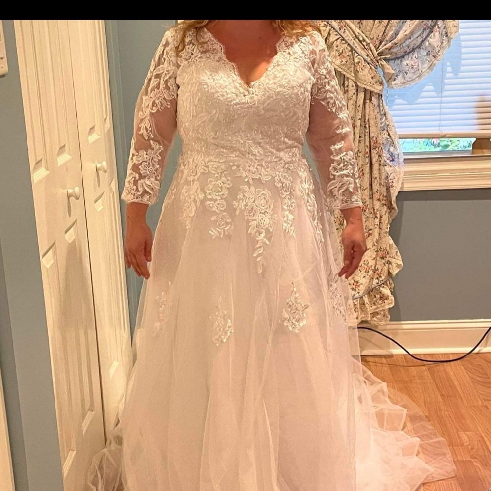 Brand new wedding dress never worn just tried on